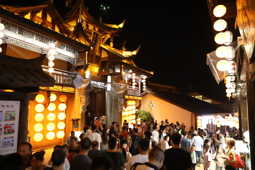 松溉古鎮(zhèn)燈火通明。陳仕川攝