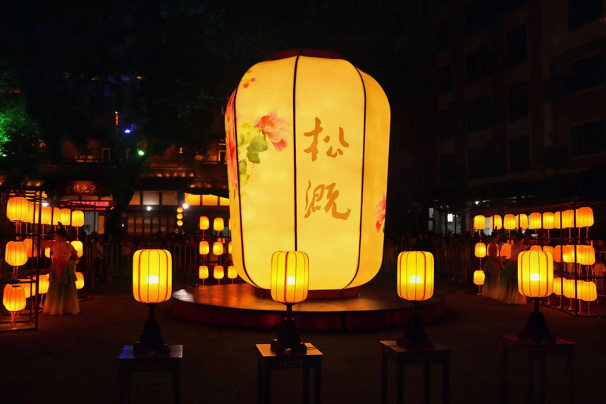 松溉古鎮(zhèn)廣場亮燈儀式。胥世鵬攝