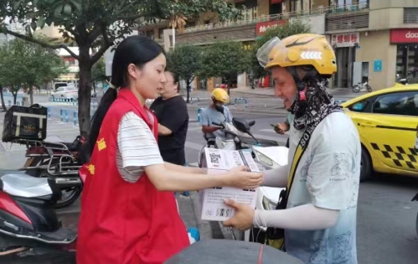 送外賣員送降溫物資。巴南團(tuán)區(qū)委供圖