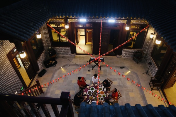 游客在民宿院子聚餐。景區(qū)供圖