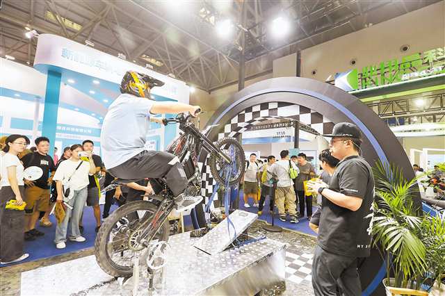 九月十四日，在二〇二四中國(guó)國(guó)際摩托車博覽會(huì)現(xiàn)場(chǎng)，翹頭機(jī)帶著觀眾領(lǐng)略風(fēng)馳電掣的感覺(jué)。記者 羅斌 攝\視覺(jué)重慶