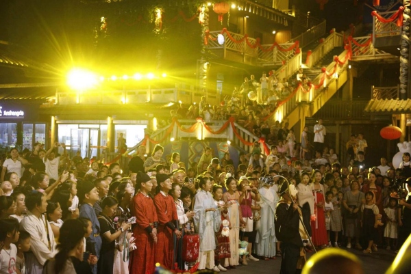 酉陽古城演出吸引了大量游客觀看。酉陽旅投供圖