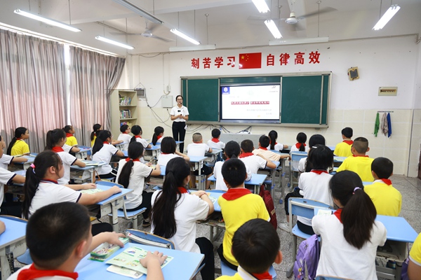 活動現(xiàn)場，科普員向同學(xué)們講解地質(zhì)災(zāi)害防治知識。主辦方供圖