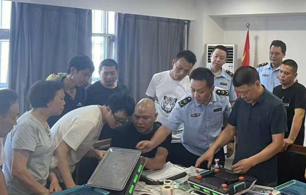 渝中區(qū)市場監(jiān)督管理局開展計(jì)量執(zhí)法。渝中區(qū)融媒體中心供圖