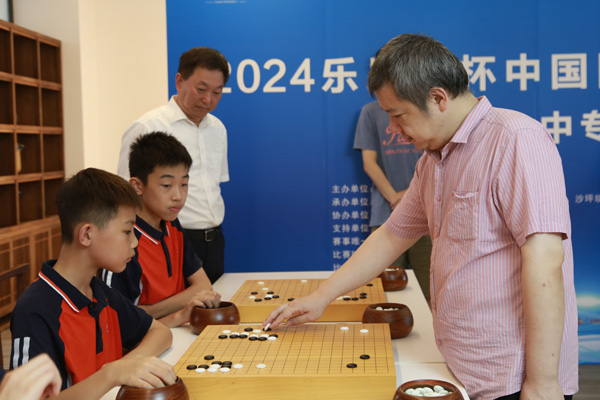 羅洗河與一中圍棋隊成員對弈。付軍攝