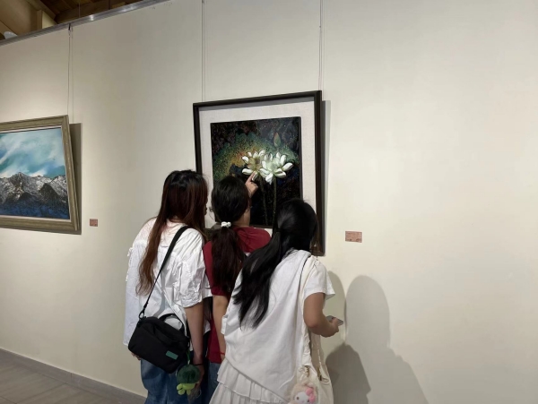 寫(xiě)生學(xué)生觀看“巴山漆韻”全國(guó)漆畫(huà)邀請(qǐng)展。蔣海濤攝