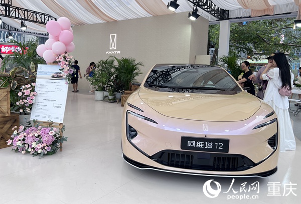 為新人們準(zhǔn)備的婚車。人民網(wǎng)記者 胡虹攝