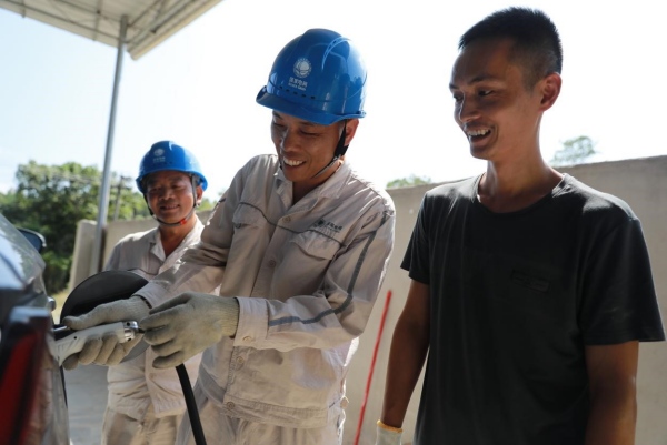 9月22日，國(guó)網(wǎng)重慶綦江供電公司叢林供電所工作人員正在為居民馬方川的新能源汽車(chē)充電。袁巧攝