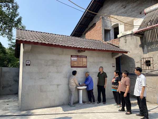 棟青老街公廁改造完成，居民試用。黃鯨瑰攝