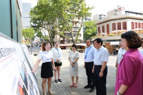 與會(huì)嘉賓參觀九龍坡區(qū)謝家灣街道民主村社區(qū)。九龍坡區(qū)社區(qū)教育學(xué)院供圖