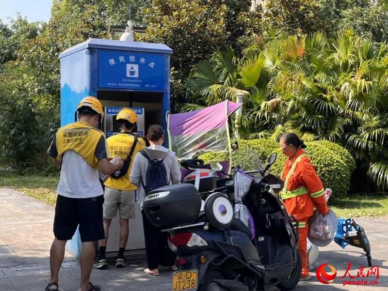 9月5日，正在“0011”號便民飲水點排隊接水的市民。周小平攝