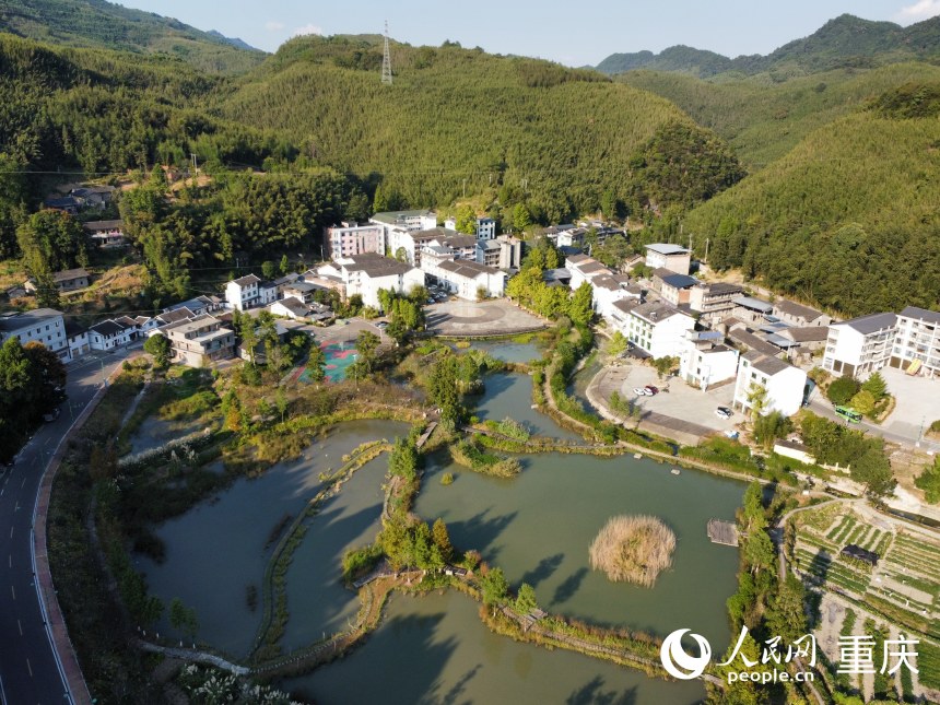 9月19日，鳥(niǎo)瞰竹山場(chǎng)鎮(zhèn)尾水濕地公園。人民網(wǎng)記者 劉政寧攝