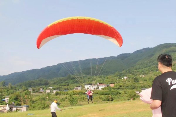 圖三：柳蔭鎮(zhèn)東升村滑翔基地，游客體驗滑翔樂趣。北碚區(qū)委宣傳部供圖