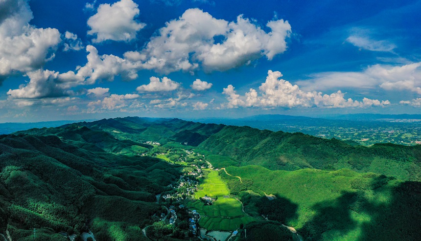 鳥瞰明月山。熊偉攝