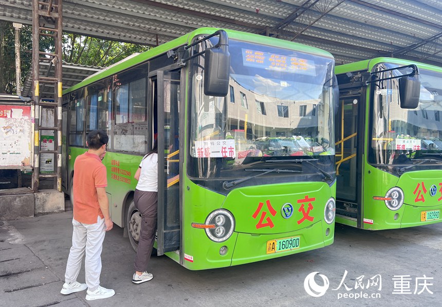 新盛鎮(zhèn)村民搭乘跨省公交車。人民網(wǎng)記者 胡虹攝