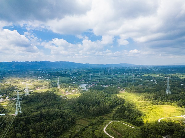 特高壓送出工程永川段貫通。國網(wǎng)重慶永川供電公司供圖