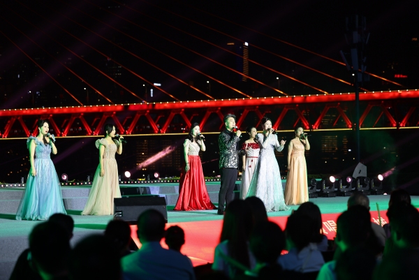 四川省德陽(yáng)市音樂(lè)家協(xié)會(huì)與重慶市江北區(qū)音樂(lè)家協(xié)會(huì)共同帶來(lái)表演唱《雙城念》。江北區(qū)委宣傳部供圖