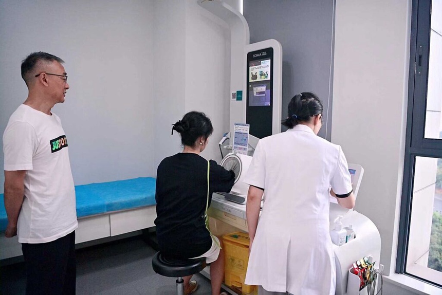 在健康管理區(qū)，醫(yī)生正在為職工進行健康檢測。熊桂偉攝