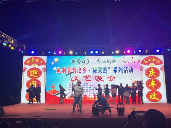 農(nóng)具走秀展示別樣風(fēng)采。蔣海濤攝