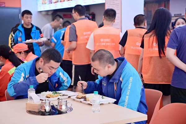 眾多戶(hù)外勞動(dòng)者用餐。熊桂偉攝