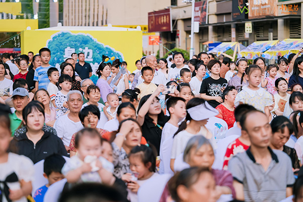 萬(wàn)科金域?qū)W府業(yè)主觀看節(jié)目。重慶萬(wàn)科供圖
