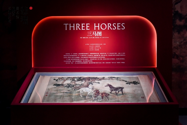 本次展覽共計展出徐悲鴻紀(jì)念館珍藏的徐悲鴻以“馬”為主題僅有的一件早期作品《三馬圖 1919年》等24幅珍貴作品。江北區(qū)委宣傳部供圖