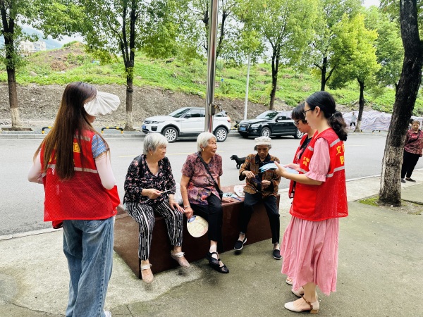 文明新風(fēng)宣傳志愿小隊(duì)發(fā)放文明新風(fēng)宣傳單。文峰街道供圖