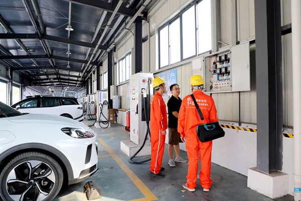電力員工對無人駕駛用電設(shè)備及充電設(shè)施進(jìn)行安全檢查。國網(wǎng)重慶永川供電公司供圖