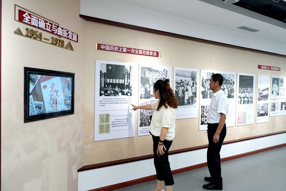 市民們在人民代表大會制度北碚實踐主題館參觀。通訊員 秦廷富 攝