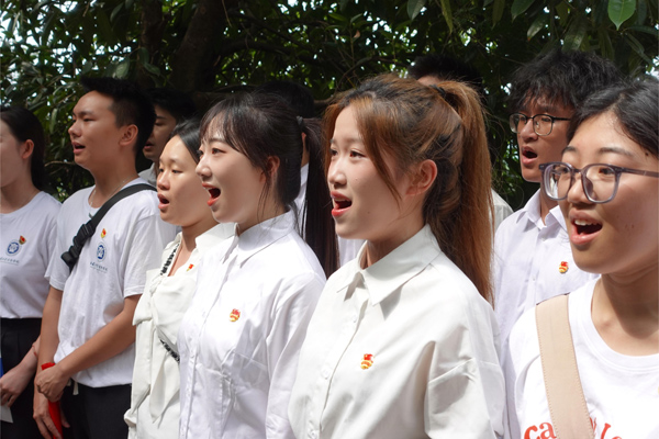 音樂學院學生向烈士獻歌。西南大學供圖