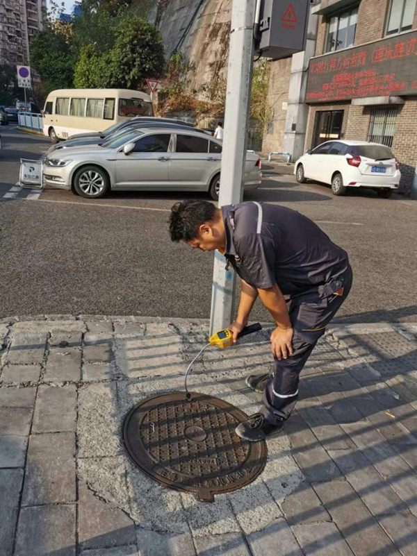重慶燃?xì)饨狈止狙矙z人員開展地下管網(wǎng)巡檢工作。重慶燃?xì)饧瘓F(tuán)供圖