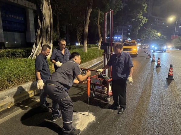 搶險(xiǎn)施工人員連夜探測驗(yàn)漏。重慶燃?xì)饧瘓F(tuán)供圖