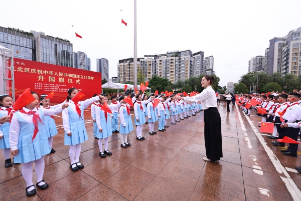 學生們共同以歌聲表達對偉大祖國繁榮昌盛的深切祝愿與美好憧憬。江北區(qū)委宣傳部供圖