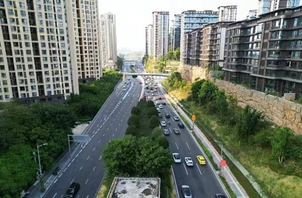 金州大道與星光大道延伸段節(jié)點改造工程現(xiàn)場道路。重慶設(shè)計集團(tuán)有限公司市政設(shè)計研究院供圖