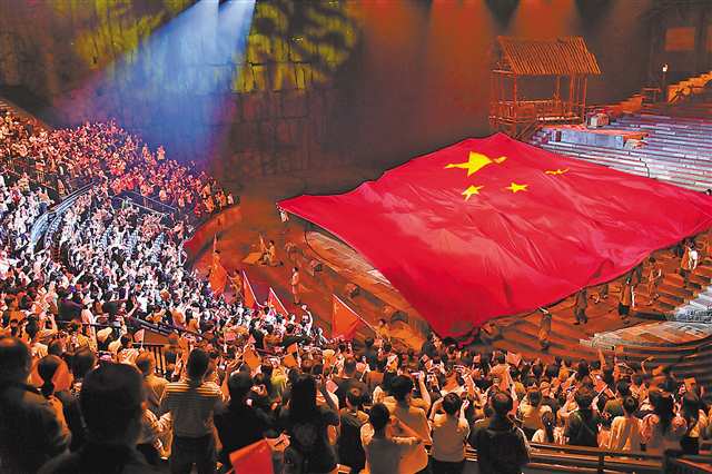 10月3日，沙坪壩區(qū)重慶1949大劇院，觀眾正在觀看以紅巖文化為創(chuàng)作背景的大型紅色歷史舞臺(tái)劇《重慶·1949》。國慶假期，在紅巖精神發(fā)源地的重慶，很多游客和市民通過觀看該劇來銘記歷史、汲取力量。特約攝影 孫凱芳/視覺重慶