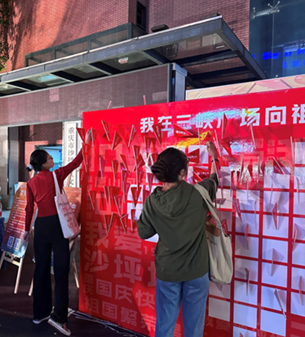 市民在插旗墻上打卡。主辦方供圖