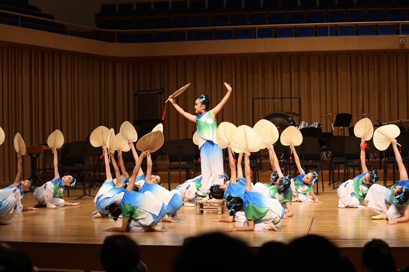  重慶大學(xué)城樹人教育集團(tuán)蓓蕾舞蹈團(tuán)表演舞蹈《童年的夏夜》。重慶大學(xué)城樹人教育集團(tuán)供圖