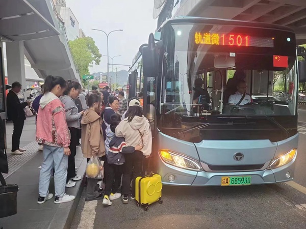 保障國慶假期出行。重慶交通開投集團(tuán)供圖