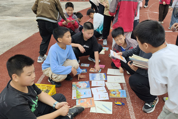 學(xué)生在推銷書籍。永興小學(xué)供圖