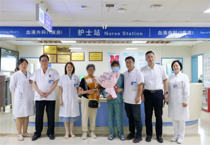 患者成功治愈出院，與張紅賓教授醫(yī)療團(tuán)隊(duì)合影留念。重醫(yī)附一院供圖