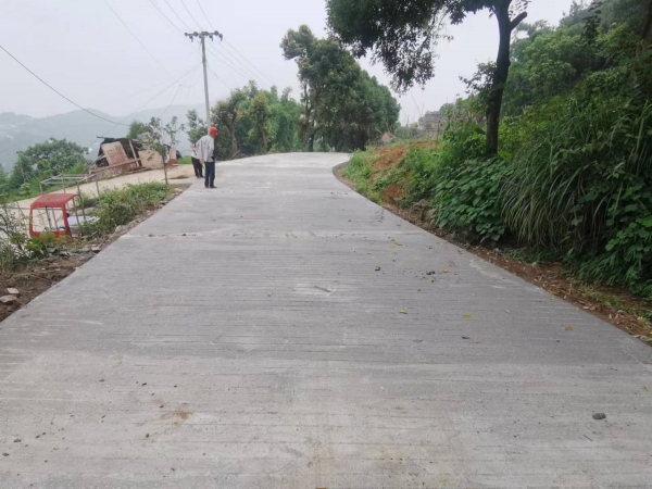 四好農(nóng)村公路建設(shè)前后對(duì)比。荔枝街道供圖