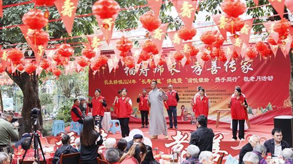 “長(zhǎng)壽之星”評(píng)選活動(dòng)現(xiàn)場(chǎng)，社區(qū)工作人員表演快板《一碗長(zhǎng)壽面》。桃花橋社區(qū)供圖