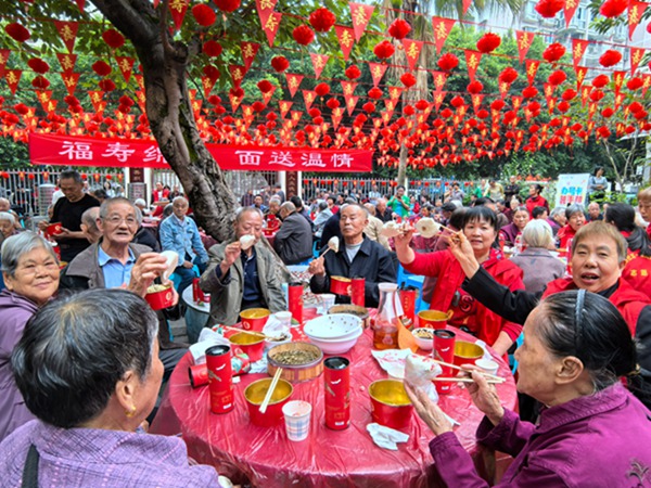 老人們開心的吃著社區(qū)準(zhǔn)備的壽包。桃花橋社區(qū)供圖