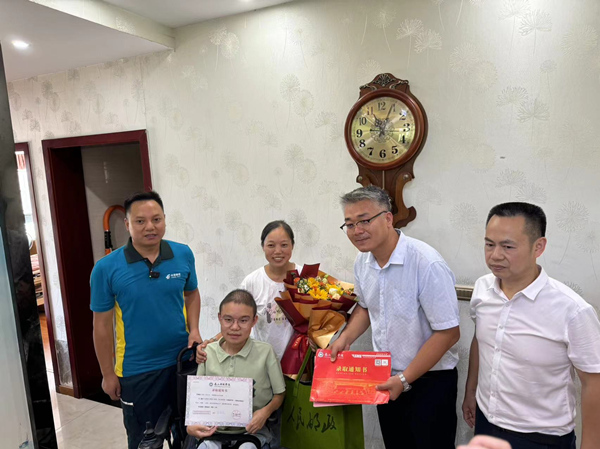 羅睿燊和媽媽周朝喜一起接收大學(xué)錄取通知書。胥世鵬攝