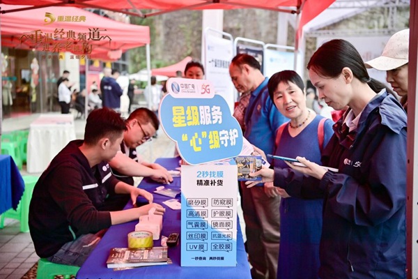 中國廣電工作人員現(xiàn)場進(jìn)行“文化養(yǎng)老”公益服務(wù)。主辦方供圖