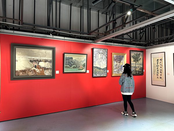 市民欣賞展覽。黃亞輝攝