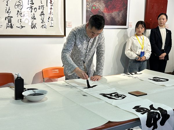 名家現(xiàn)場(chǎng)作畫(huà)。黃亞輝攝