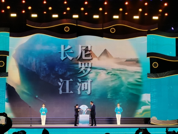 長江涪陵段和尼羅河開羅段江水匯水儀式現(xiàn)場。涪陵區(qū)委宣傳部供圖