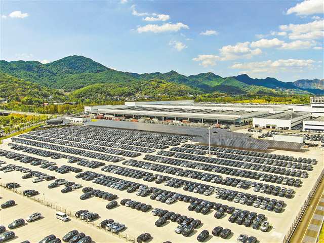 沙坪壩區(qū)賽力斯鳳凰智慧工廠，剛剛下線測試后的問界新M7等待裝車（攝于9月3日，本報資料圖片）。通訊員 郭晉 攝/視覺重慶