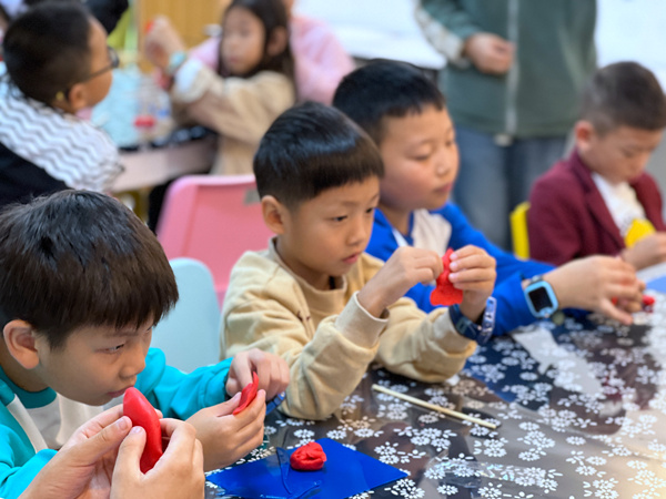 青少年在制作面塑。渝北區(qū)青少年活動(dòng)中心供圖